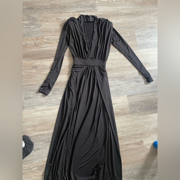 Dresses & Skirts - Small black long fashion nova dress. Worn once